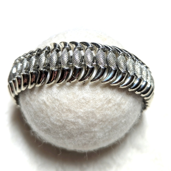 Vintage 50's Coro Silvertone Steer Horn Bracelet with Safety Chain. - Picture 3 of 12